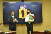 За победу в этой номинации боролись работники, которые непосредственно осуществляют прием и выдачу документов и отработали не менее шести месяцев. Каждый прошел собеседование, представил фото- и видеоматериалы о своих достижениях.